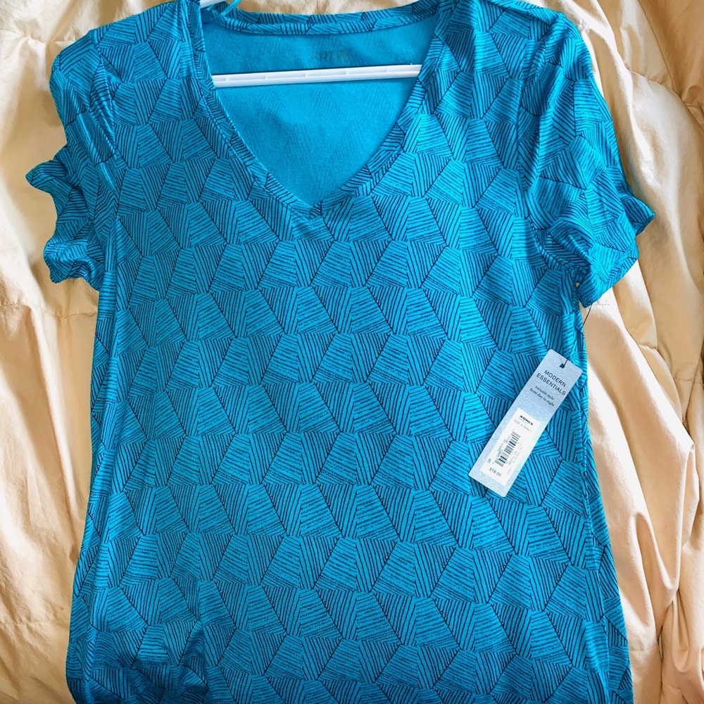 Apt 9 v neck T-shirt